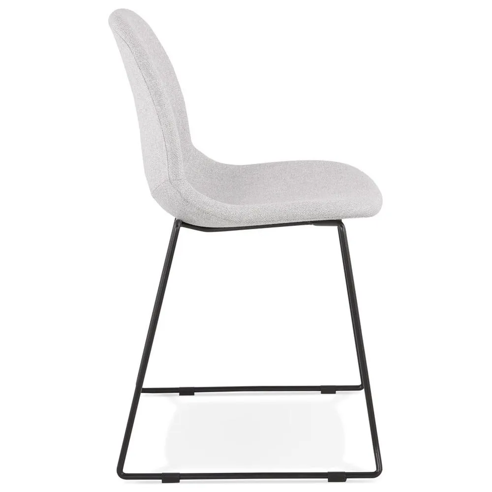 Chaise design empilable 'distrikt' en tissu gris clair avec pieds en métal noir