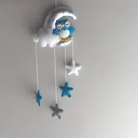 N°13 petit mobile d'une chouette bleue turquoise  posée sur une lune entourée d’étoiles
