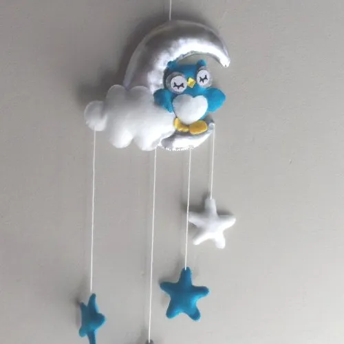 N°13 petit mobile d'une chouette bleue turquoise  posée sur une lune entourée d’étoiles