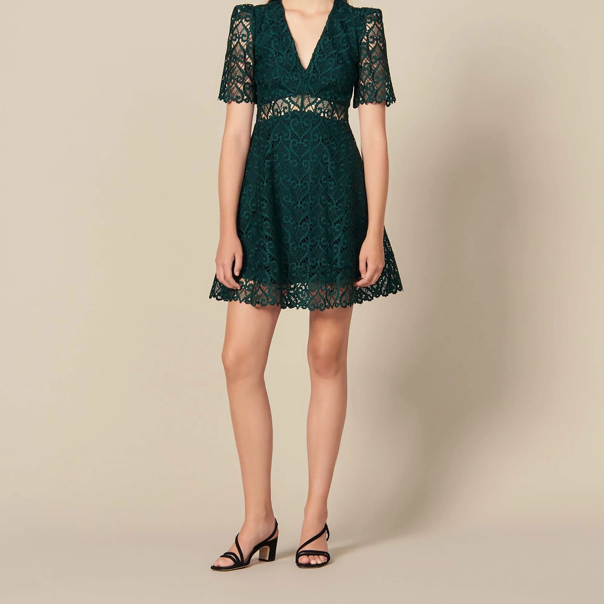 Robe courte décolleté en guipure cur