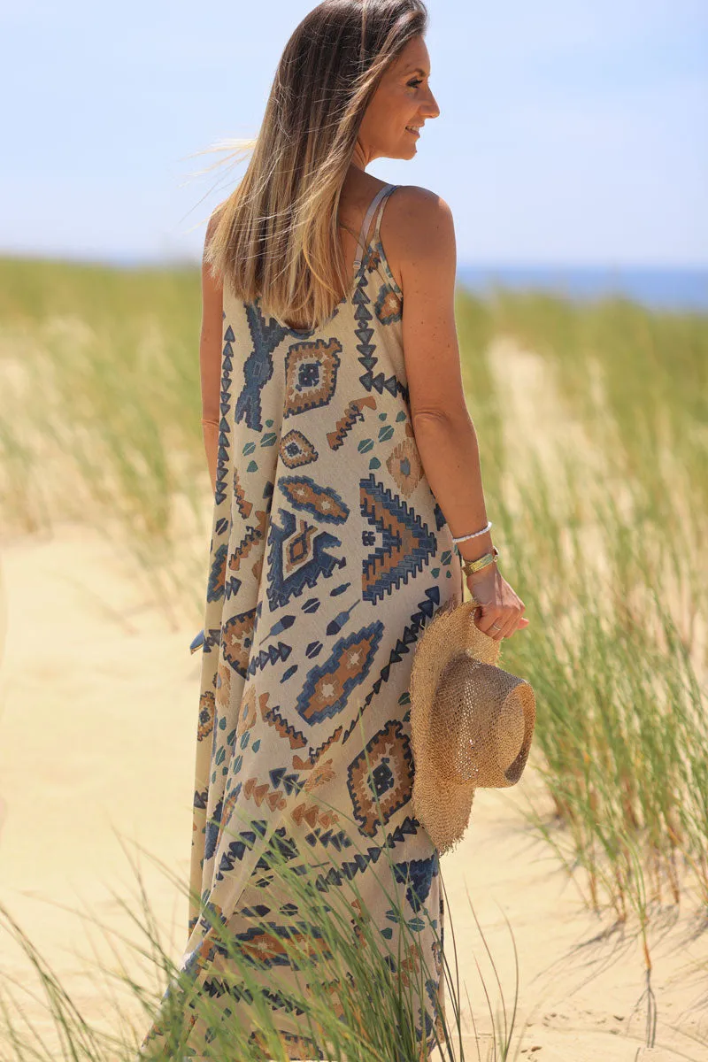 Robe longue beige brillante à bretelles motifs aztèques bleus