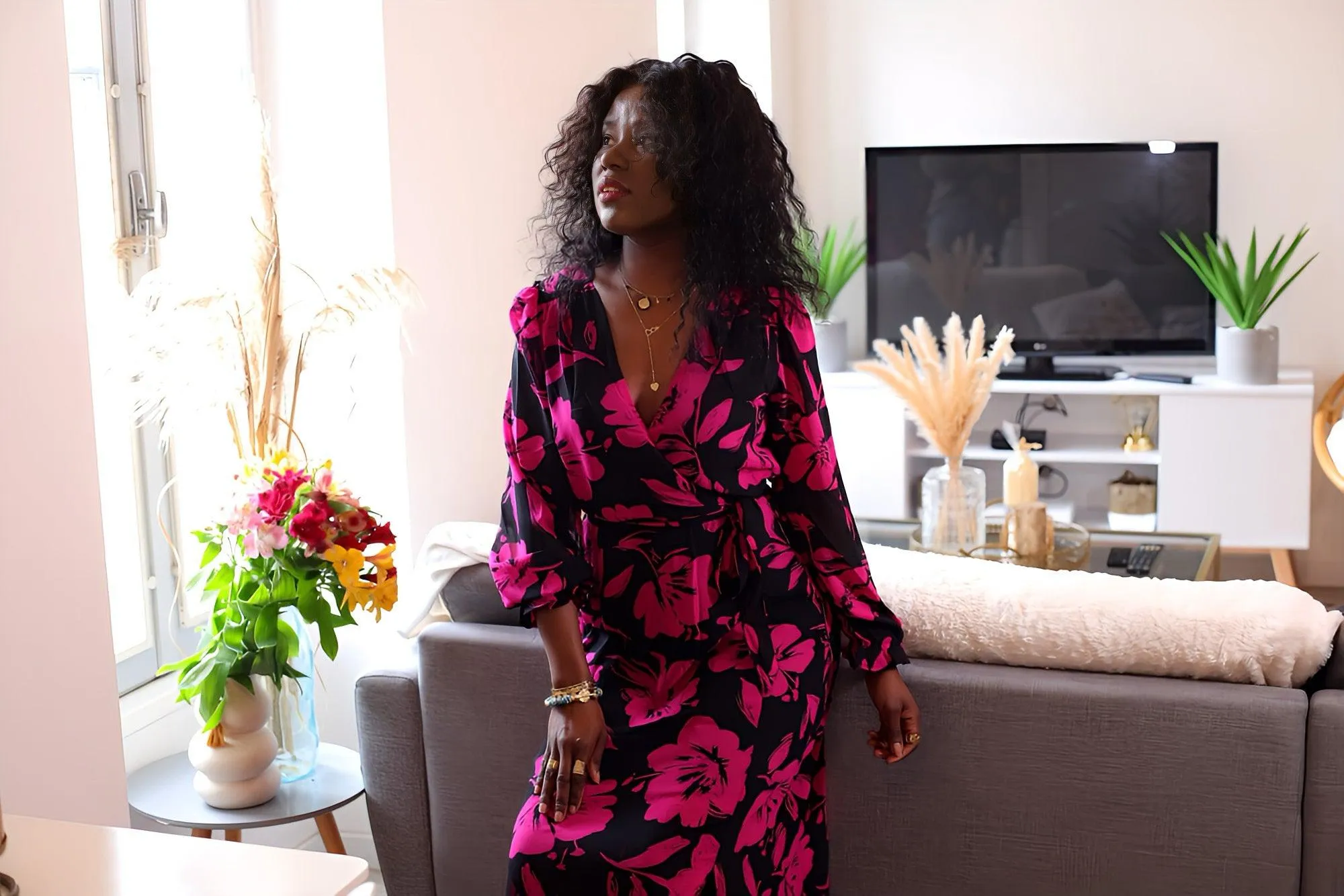 Robe Longue Col Cache-Cur Imprimée Rose et Noir