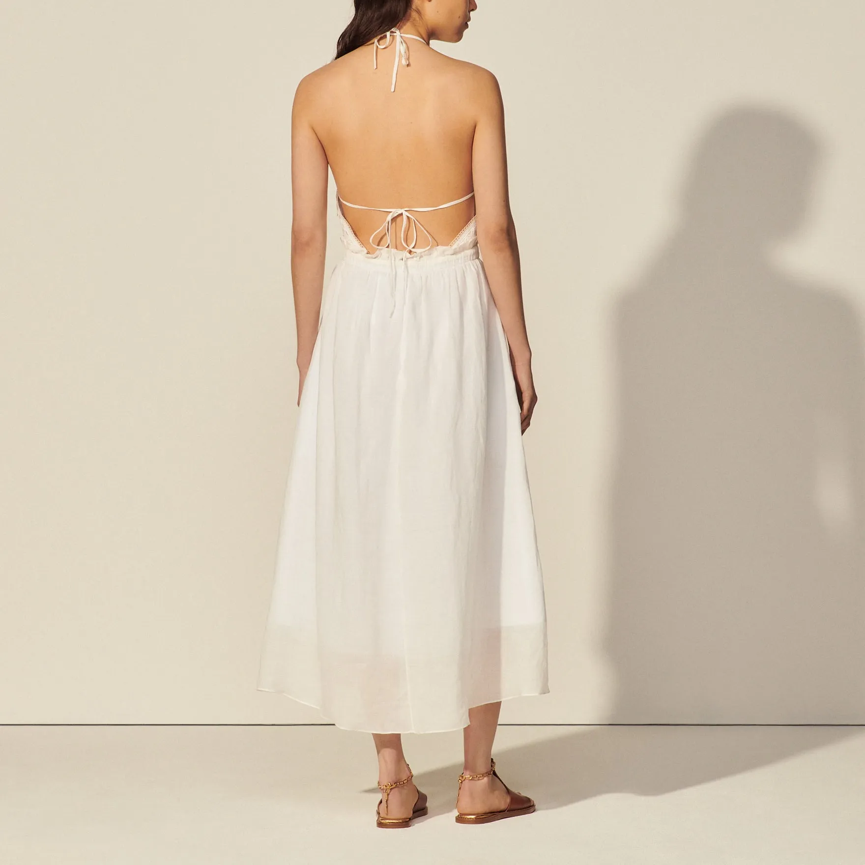 Robe longue dos nu et galon de dentelle