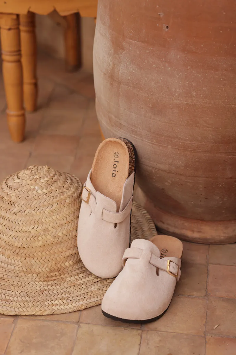 Sabots plats en suédine beige avec boucle