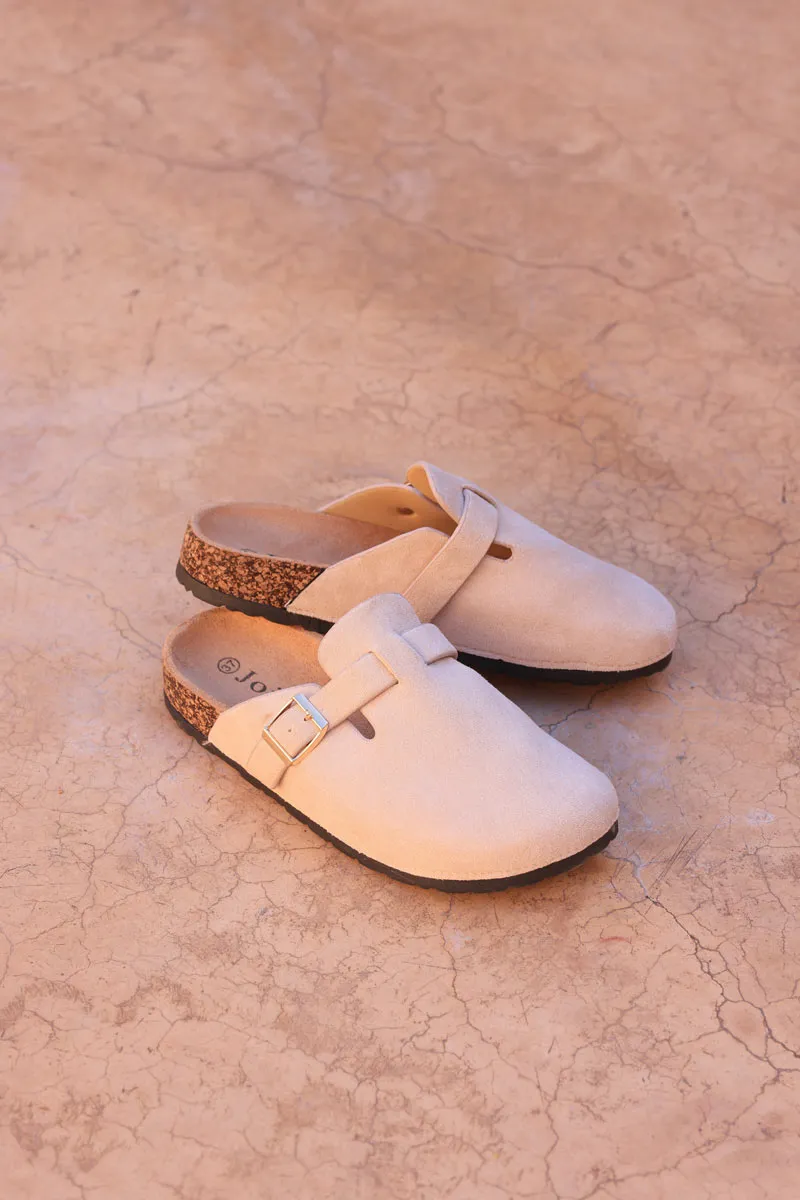 Sabots plats en suédine beige avec boucle