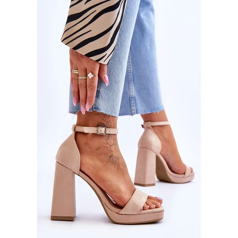 Sandales en daim à la mode avec un talon carré en merila beige