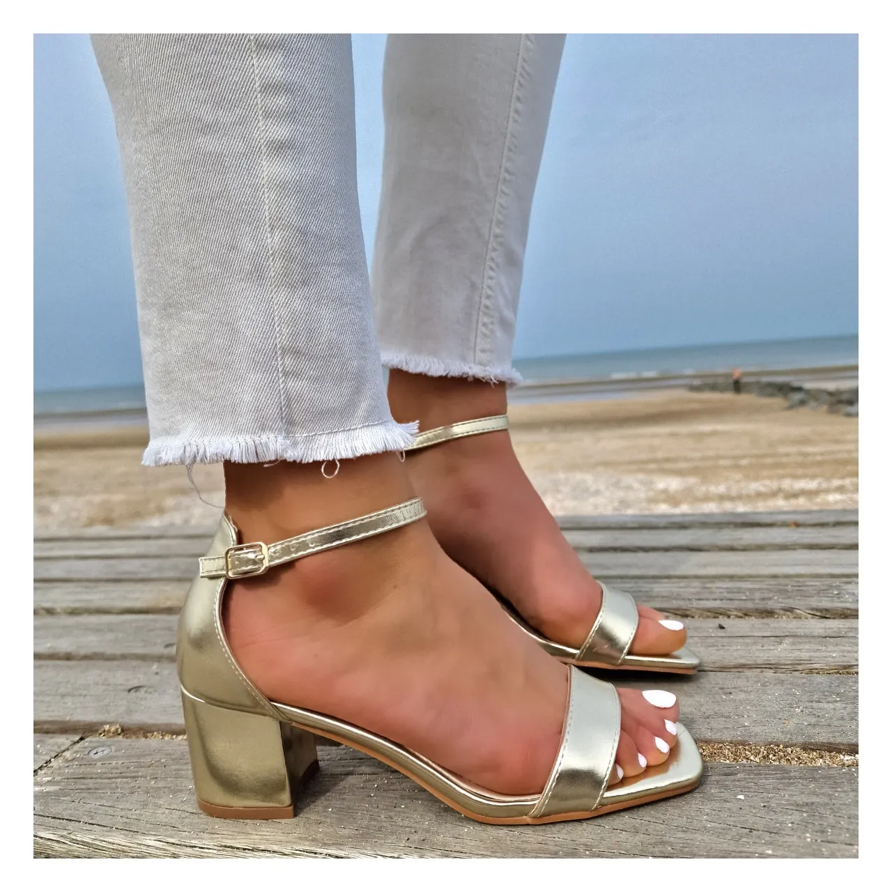 Sandales petit talon bride cheville doré