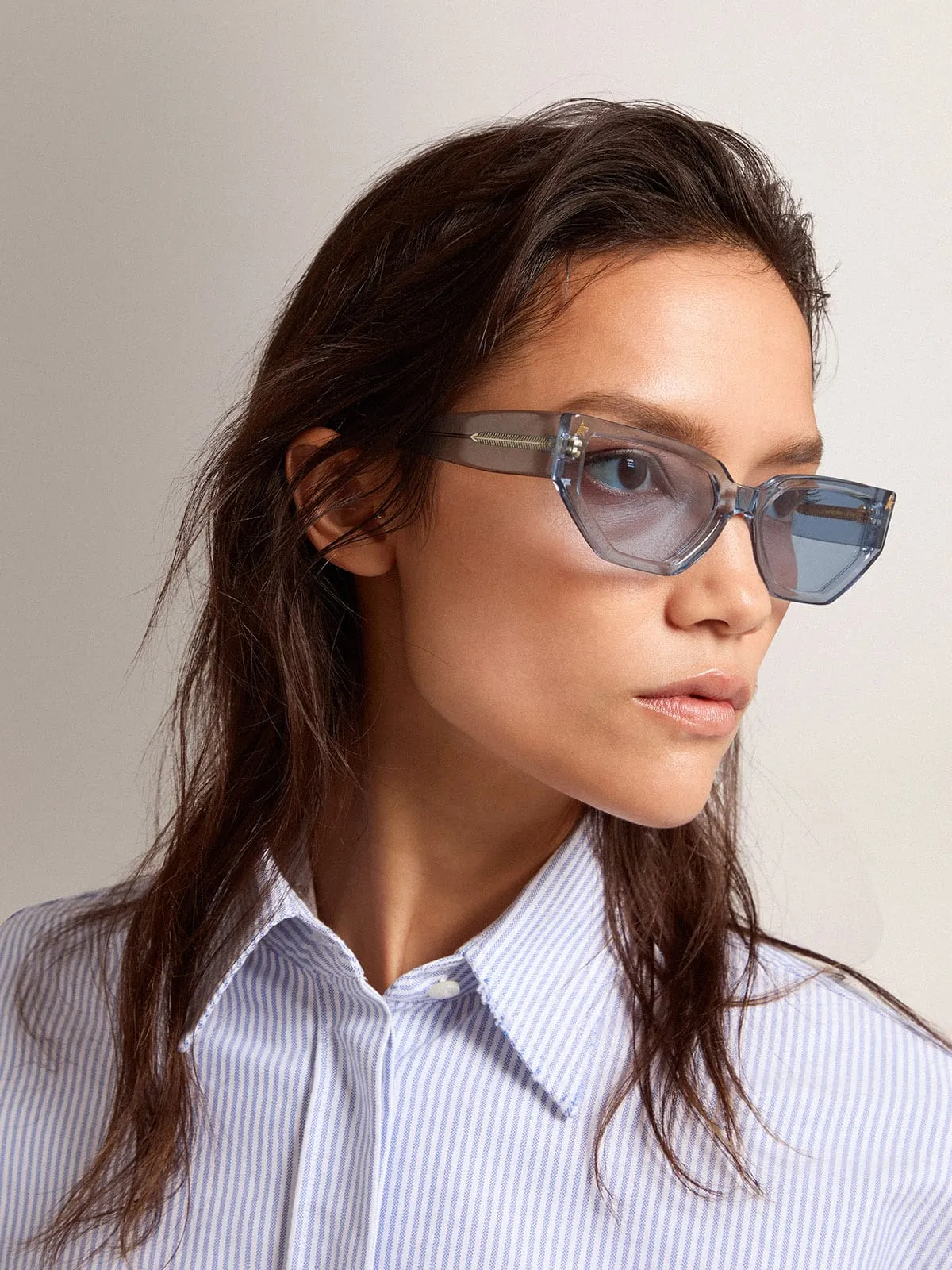 Sunframe Jackie modèle rectangulaire avec monture bleu pastel transparente | Golden Goose
