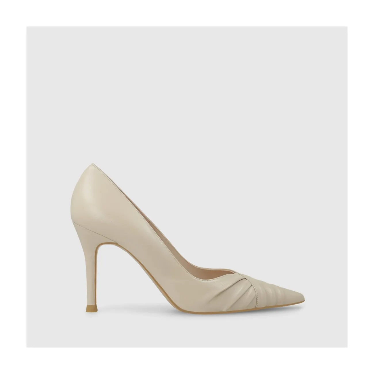 Zapatos de salón de mujer en piel de color beige con detalle de pliegues en la punta | LODI Zapatos de mujer online.